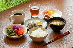 とん汁としらすの定食の写真