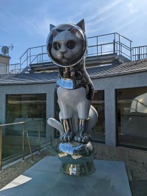 WeBase鎌倉のテラスにそびえるSHIPS’S CAT