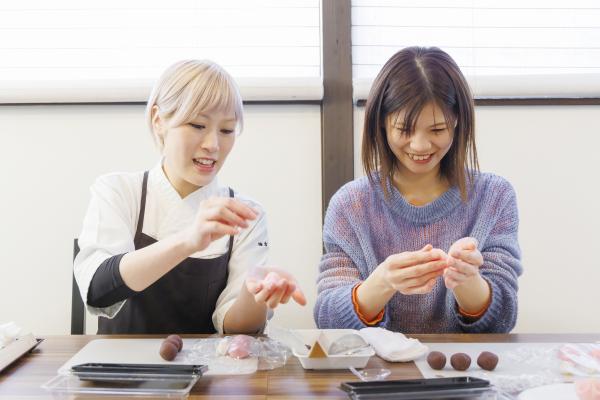 練りきり体験をしている女性の写真