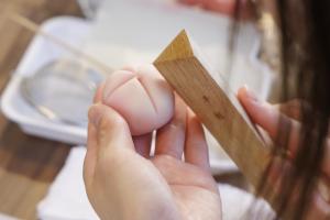 花びらの模様をつけている手元の写真