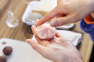 花びらのくぼみをつけている手元の写真