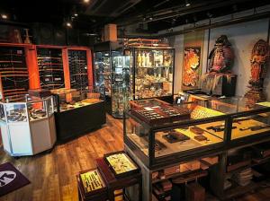 初音美術　店内