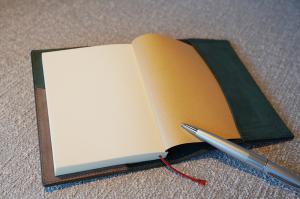 ブックカバーを付けたノートの写真
