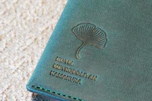 イチョウとホテル名の刻印イメージの写真