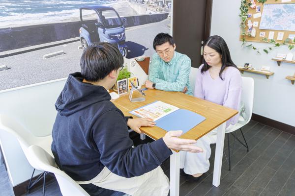 説明を受けている男女の写真