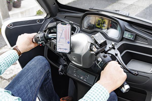 ハンドルを操作する手元の写真