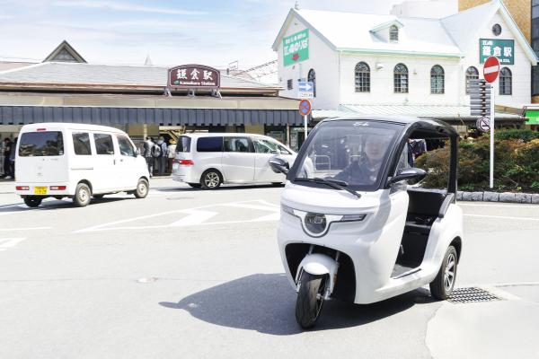 トゥクトゥクで走行している写真