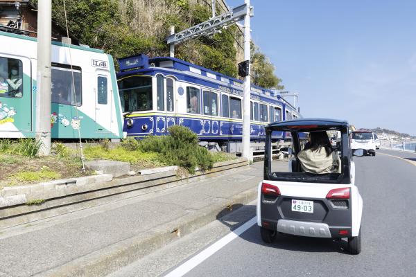 後ろから見た走行中のトゥクトゥクの写真