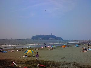 腰越海水浴場から江の島を望む写真