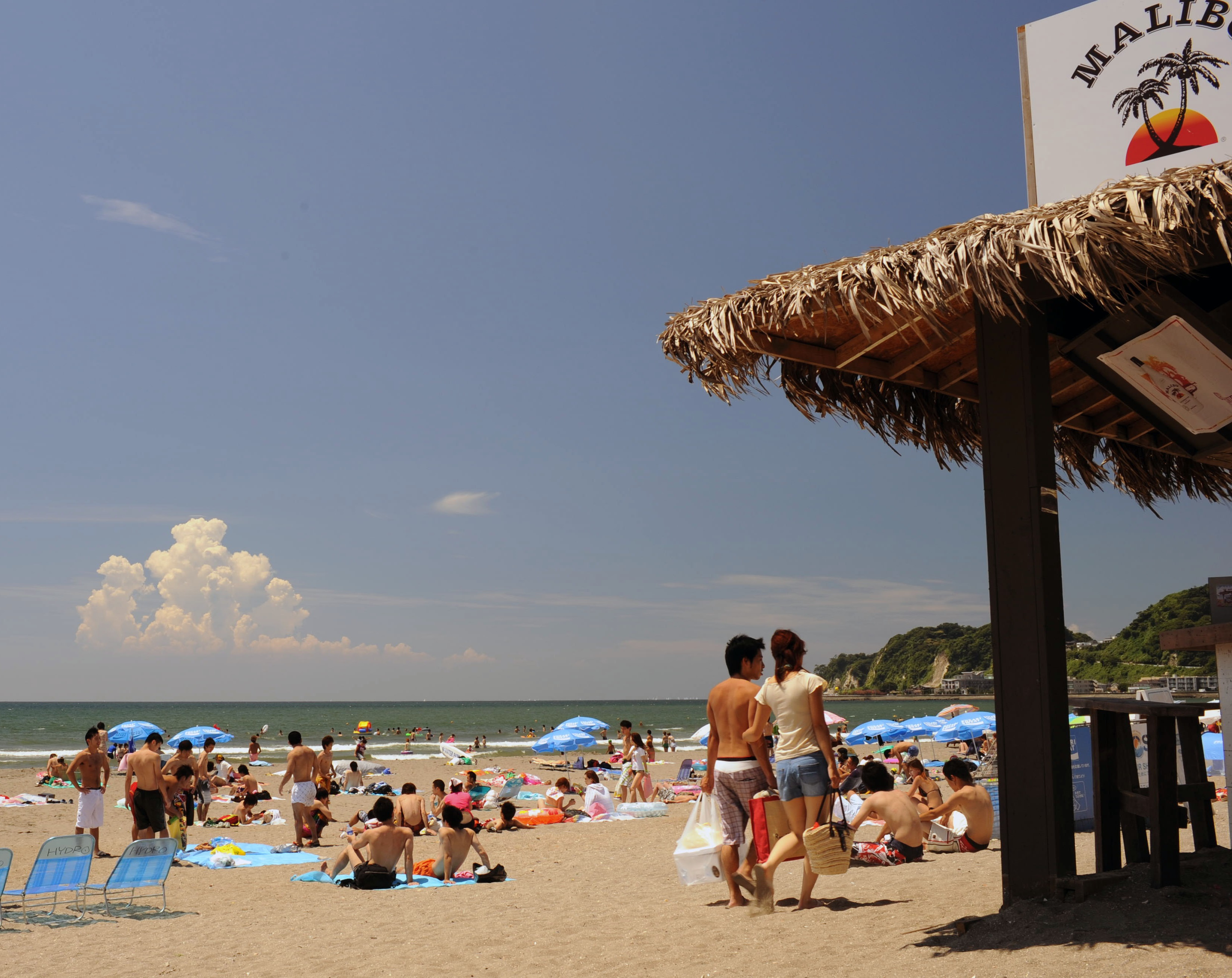 賑わう由比ガ浜海岸の写真