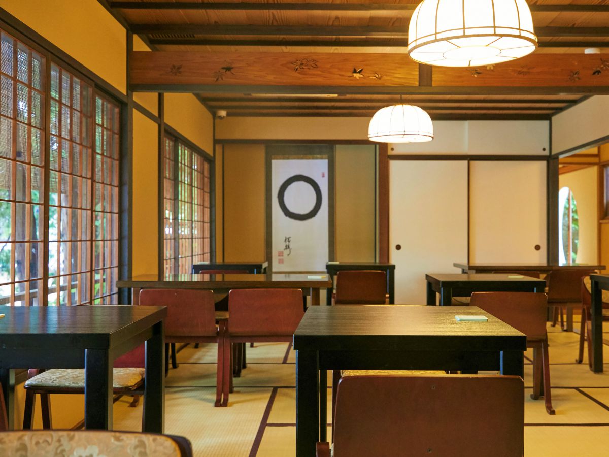 格調高い椅子や机が並ぶ畳の店内