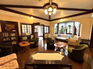 復元したラウンジの床